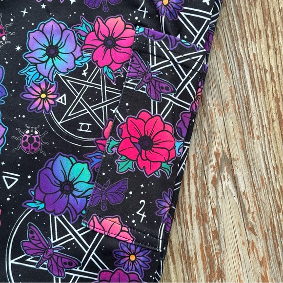 Floral women’s pocket  Leggings - Black and Pink - Picture 5 of 5